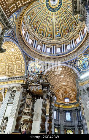 Rom Latium Italien. Petersdom auf dem Petersplatz. Der Altar mit Berninis Baldacchino Stockfoto