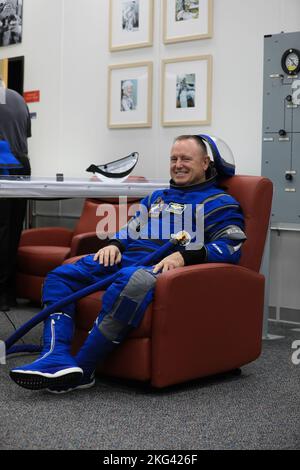 NASA-Astronaut Barry Wilmore verifizierte seinen Raumanzug während eines CST-100 Starliner Crew Validierungstests am 18. Oktober 2022 im Kennedy Space Center mit Suni Williams und Mike Fincke, um die Kabinensysteme und Startbereitschaft für die CFT-Mission im April 2023 zu bestätigen. Stockfoto