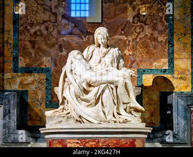 Rom Latium Italien. Petersdom auf dem Petersplatz. Die Pietà von Michelangelo Stockfoto