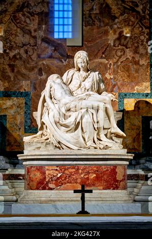 Rom Latium Italien. Petersdom auf dem Petersplatz. Die Pietà von Michelangelo Stockfoto