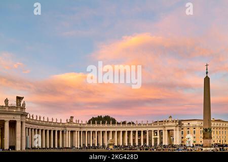 Rom Latium Italien. Petersplatz in der Abenddämmerung Stockfoto