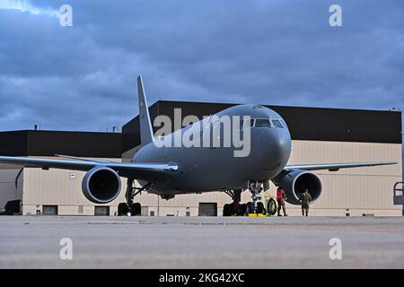 Ein KC-46A Pegasus kommt auf der Joint Base an McGuire-Dix-Lakehurst, N.J., 28. Oktober 2022. Der KC-46A unterstützt fast 70 % aller Empfangsflugzeuge, die vom U.S. Transportation Command eine Unterstützung für die Luftbetankung anfordern. Stockfoto