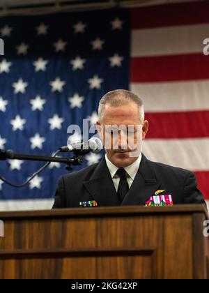 MARINESTÜTZPUNKT KITSAP BREMERTON, Wash. (Okt 28, 2022) – der US-Navy-Kapitän Brian Schrum, ankommender Kommandant des Flugzeugträgers USS Theodore Roosevelt (CVN 71) der Nimitz-Klasse, hält während einer Zeremonie zur Änderung des Kommandos in der Hangarbucht des Schiffes am 28. Oktober 2022 Bemerkungen. Theodore Roosevelt befindet sich in einer geplanten, inkrementellen Verfügbarkeit an der Puget Sound Naval Shipyard und Intermediate Maintenance Facility, wo das Schiff planmäßige Wartung und Upgrades erhält. Stockfoto