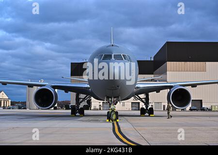 Ein KC-46A Pegasus kommt auf der Joint Base an McGuire-Dix-Lakehurst, N.J., 28. Oktober 2022. Der KC-46A unterstützt fast 70 % aller Empfangsflugzeuge, die vom U.S. Transportation Command eine Unterstützung für die Luftbetankung anfordern. Stockfoto