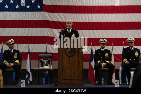 MARINESTÜTZPUNKT KITSAP-BREMERTON, Washington (Okt 28, 2022) – der US-Navy-Kapitän Eric Anduze, scheidender Kommandant des Flugzeugträgers USS Theodore Roosevelt (CVN 71) der Nimitz-Klasse, hält während einer Zeremonie zur Änderung des Kommandos in der Hangar Bay des Schiffes am 28. Oktober 2022 Bemerkungen. Theodore Roosevelt befindet sich derzeit in einer geplanten schrittweisen Verfügbarkeit der Andockanlage auf der Puget Sound Naval Shipyard und der Intermediate Maintenance Facility, wo das Schiff planmäßige Wartung und Upgrades erhält. Stockfoto