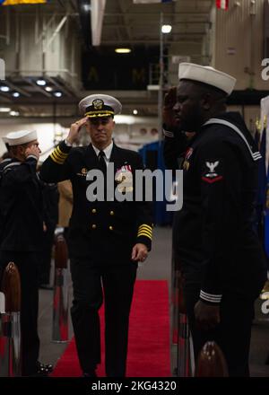 MARINESTÜTZPUNKT KITSAP-BREMERTON, Washington (Okt 28, 2022) – der US-Navy-Kapitän Eric Anduze, scheidender Kommandant des Flugzeugträgers USS Theodore Roosevelt (CVN 71) der Nimitz-Klasse, begrüßt die Sideboys nach einer Befehlswechselzeremonie in der Hangarbucht des Schiffes am 28. Oktober 2022. Theodore Roosevelt befindet sich derzeit in einer geplanten schrittweisen Verfügbarkeit der Andockanlage auf der Puget Sound Naval Shipyard und der Intermediate Maintenance Facility, wo das Schiff planmäßige Wartung und Upgrades erhält. Stockfoto