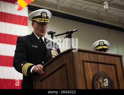 MARINESTÜTZPUNKT KITSAP-BREMERTON, Washington (Okt 28, 2022) – der US-Navy-Kapitän Brian Schrum, ankommender Kommandant des Flugzeugträgers USS Theodore Roosevelt (CVN 71) der Nimitz-Klasse, hält während einer Zeremonie zur Änderung des Kommandos in der Hangarbucht des Schiffes am 28. Oktober 2022 Bemerkungen. Theodore Roosevelt befindet sich derzeit in einer geplanten schrittweisen Verfügbarkeit der Andockanlage auf der Puget Sound Naval Shipyard und der Intermediate Maintenance Facility, wo das Schiff planmäßige Wartung und Upgrades erhält. Stockfoto