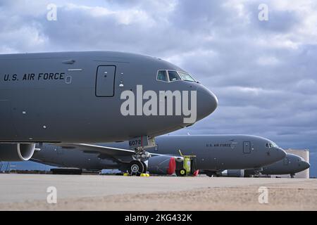 Ein KC-46A Pegasus kommt auf der Joint Base an McGuire-Dix-Lakehurst, N.J., 28. Oktober 2022. Der KC-46A unterstützt fast 70 % aller Empfangsflugzeuge, die vom U.S. Transportation Command eine Unterstützung für die Luftbetankung anfordern. Stockfoto