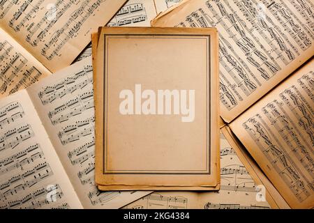 Klassisches leeres Blatt Papier und Notenmodell Stockfoto