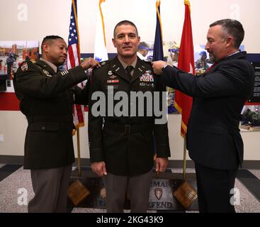 Brig. General Daryl O. Hood (links), der Kommandierende General des 20. kommandierenden Kommandos für chemische, biologische, radiologische, nukleare, explosive Stoffe (CBRNE), Und im Ruhestand Col. Eric B. Towns (rechts) Steckadler auf Col. Vance M. Brunner während seiner Beförderungszeremonie auf dem Aberdeen Proving Ground, Maryland, Oktober 28. Brunner, gebürtig aus Kailua, Hawaii, und Absolvent der University of Hawaii in Honolulu, dient als Operationsoffizier für das CBRNE Command von 20., das führende Kommando des US-Militärs für alle Gefahren. Foto der US-Armee von Marshall R. Mason Stockfoto