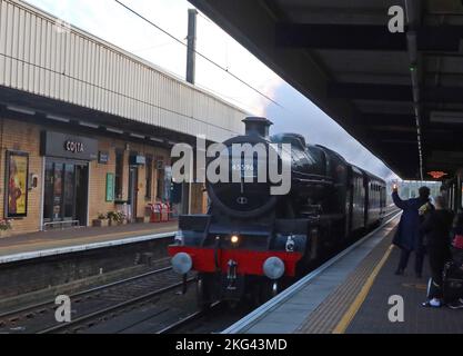 Konservierte britische LMS-Dampflokomotive 45596, die durch Bank Quay, Bahnhof, Warrington , Cheshire, England, führt. UK, WA1 1LW Stockfoto