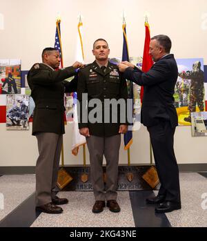 Brig. General Daryl O. Hood (links), der Kommandierende General des 20. kommandierenden Kommandos für chemische, biologische, radiologische, nukleare, explosive Stoffe (CBRNE), Und im Ruhestand Col. Eric B. Towns (rechts) Steckadler auf Col. Vance M. Brunner während seiner Beförderungszeremonie auf dem Aberdeen Proving Ground, Maryland, Oktober 28. Brunner, gebürtig aus Kailua, Hawaii, und Absolvent der University of Hawaii in Honolulu, dient als Operationsoffizier für das CBRNE Command von 20., das führende Kommando des US-Militärs für alle Gefahren. Foto der US-Armee von Marshall R. Mason Stockfoto