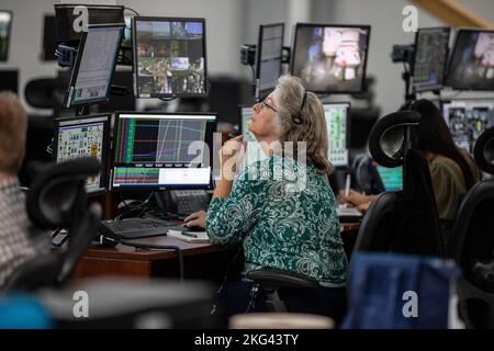 Artemis I startet Simulation. Mitglieder des Startteams für die Artemis I-Mission üben am 27. Oktober 2022 eine Startsimulation für die Artemis I-Mission im Rocco A. Petrone Launch Control Center im Kennedy Space Center der NASA in Florida. Artemis I wird der erste integrierte Test der NASA-Rakete (SLS) und der Orion-Raumsonde sein. Das primäre Ziel von Artemis I ist es, die integrierten Systeme vor Missionen mit Besatzung gründlich zu testen, indem Orion auf der SLS-Rakete gestartet, das Raumschiff in einer tiefen Weltraumumgebung betrieben, den Hitzeschild von Orion getestet und das Crew-Modul wiederhergestellt wird Stockfoto