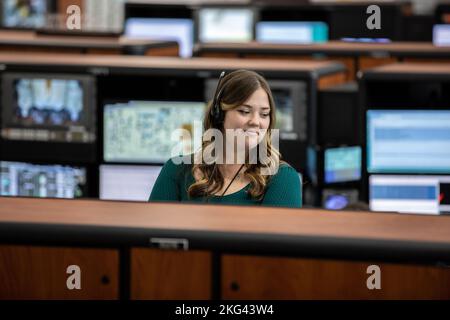 Artemis I startet Simulation. Mitglieder des Startteams für die Artemis I-Mission üben am 27. Oktober 2022 eine Startsimulation für die Artemis I-Mission im Rocco A. Petrone Launch Control Center im Kennedy Space Center der NASA in Florida. Artemis I wird der erste integrierte Test der NASA-Rakete (SLS) und der Orion-Raumsonde sein. Das primäre Ziel von Artemis I ist es, die integrierten Systeme vor Missionen mit Besatzung gründlich zu testen, indem Orion auf der SLS-Rakete gestartet, das Raumschiff in einer tiefen Weltraumumgebung betrieben, den Hitzeschild von Orion getestet und das Crew-Modul wiederhergestellt wird Stockfoto