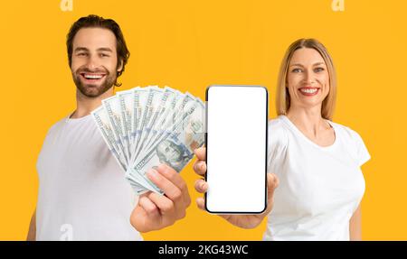 Lächelnde junge europäische Frau und Mann mit Smartphone und Bargeld Stockfoto