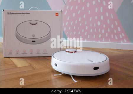 Lemberg, Ukraine - 21. November 2022: Xiaomi Mi Roboter Vacuum-Mop 2 Pro White Stockfoto