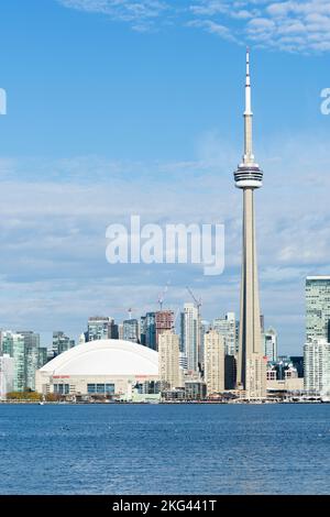 CN Tower und Rogers Centre im Stadtzentrum von Toronto, Toronto, Kanada Stockfoto