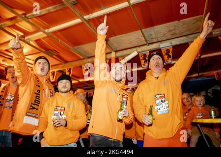 DEN HAAG - Orange Fans auf dem Haagse Marktweg, besser bekannt als Oranjestraat, während des WM-Spiels in Katar zwischen Senegal und den Niederlanden. ANP SEM VAN DER WAL niederlande Out - belgien Out Stockfoto