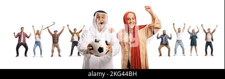 Junge Frau und reifer arabischer Mann in ethnischen Kleidern, die einen Fußball halten und mit anderen Menschen hinter isoliert auf weißem Hintergrund jubeln Stockfoto