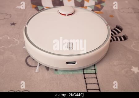 Lemberg, Ukraine - 21. November 2022: Xiaomi Mi Roboter Vacuum-Mop 2 Pro White Stockfoto