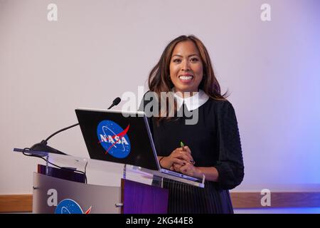 JPSS-2/LOFTID Prelaunch News Conference. Megan Cruz, NASA Communications, moderiert am 28. Oktober 2022 auf der Vandenberg Space Force Base in Kalifornien eine Vorabkonferenz für das Joint Polar Satellite System-2 (JPSS-2) der National Oceanic and Atmospheric Administration (NOAA) und den NASA Low-Earth Orbit Flight Test einer Aufblasbaren Develerator (LOFTID)-Technologiedemonstration. JPSS-2 ist der dritte Satellit der polaren Satellitenserie und soll Daten erfassen, um Wettervorhersagen zu verbessern und Wissenschaftlern dabei zu helfen, extreme Wetterereignisse und den Klimawandel vorherzusagen und sich darauf vorzubereiten. JPSS-2 ist sc Stockfoto