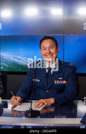 JPSS-2/LOFTID Prelaunch News Conference. Capt. Zack Zounes, Launch Weather Officer, U.S. Space Force, Nimmt an einer Vorabkonferenz für das Joint Polar Satellite System-2 (JPSS-2) der National Oceanic and Atmospheric Administration (NOAA) und den NASA Low-Earth Orbit Flight Test einer Aufblasbaren Develerator (LOFTID)-Technologiedemonstration auf der Vandenberg Space Force Base in Kalifornien am 28. Oktober 2022 Teil. JPSS-2 ist der dritte Satellit der polaren Satellitenserie und soll Daten erfassen, um Wettervorhersagen zu verbessern und Wissenschaftlern dabei zu helfen, extreme Wetterereignissen vorherzusagen und sich auf diese vorzubereiten Stockfoto