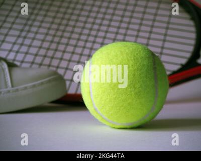Tennisball auf sportlichem Hintergrund Stockfoto
