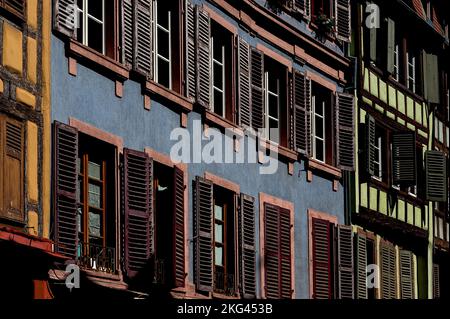 Weit geöffnet … Typisch französische fensterläden aus dem louvre, die an einem heißen Augustnachmittag im alten Herzen von Colmar, Elsass, Grand Est, Frankreich, geöffnet wurden. Die Straßen der Altstadt sind gesäumt von Fachwerkhäusern aus dem Mittelalter und der Renaissance, die im unverwechselbaren elsässischen Stil erbaut wurden und über hundert historische Denkmäler sind. Stockfoto