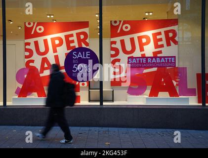 Hamburg, Deutschland. 21.. November 2022. Ein Poster mit der Aufschrift „Super Sale“ hängt am Fenster eines Geschäfts in der Innenstadt. Kredit: Marcus Brandt/dpa/Alamy Live Nachrichten Stockfoto