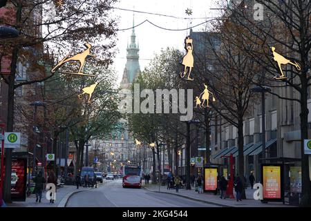 Hamburg, Deutschland. 21.. November 2022. Über der Mönckebergstraße in der Innenstadt hängen weihnachtliche Straßenlaternen. Zahlreiche Weihnachtsmärkte in Hamburg und Schleswig-Holstein haben heute eröffnet. Kredit: Marcus Brandt/dpa/Alamy Live Nachrichten Stockfoto