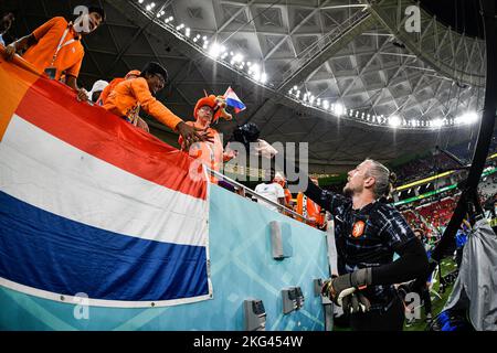 DOHA, KATAR - 21. NOVEMBER: Remko Pasveer of the Netherlands mit Fans und Fans der Niederlande vor dem Spiel der Gruppe A - FIFA World Cup Qatar 2022 zwischen Senegal und den Niederlanden im Al Thumama Stadium am 21. November 2022 in Doha, Katar (Foto: Pablo Morano/BSR Agency) Stockfoto