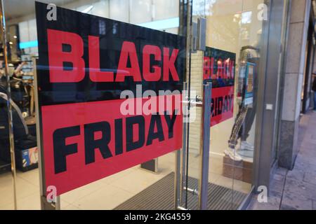 Hamburg, Deutschland. 21.. November 2022. Ein Plakat mit der Aufschrift „Schwarzer Freitag“ hängt am Fenster eines Geschäfts in der Innenstadt. Kredit: Marcus Brandt/dpa/Alamy Live Nachrichten Stockfoto