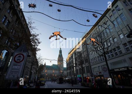 Hamburg, Deutschland. 21.. November 2022. Über der Mönckebergstraße in der Innenstadt hängen weihnachtliche Straßenlaternen. Zahlreiche Weihnachtsmärkte in Hamburg und Schleswig-Holstein haben heute eröffnet. Kredit: Marcus Brandt/dpa/Alamy Live Nachrichten Stockfoto