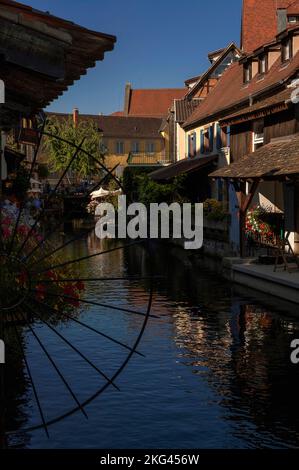 Das farbenfrohe kleine Venedig (La Petite Venise) in Colmar, Elsass, Grand Est, Frankreich, verbindet spektakuläre Fachwerkhäuser und Hotels mit Restaurants am Wasser entlang des kanalisierten Flusses Lauch, der in der Touristensaison mit Flachbodenbooten, die Besucher zu Führungen transportieren, voll ausgelastet ist. Stockfoto