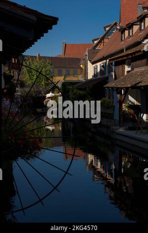 Das malerische kleine Venedig (La Petite Venise) in Colmar, Elsass, Grand Est, Frankreich, verbindet spektakuläre Fachwerkhäuser und Hotels mit Restaurants am Wasser entlang des kanalisierten Flusses Lauch, der in der Touristensaison mit Flachbodenbooten, die Besucher zu Führungen transportieren, voll ausgelastet ist. Stockfoto