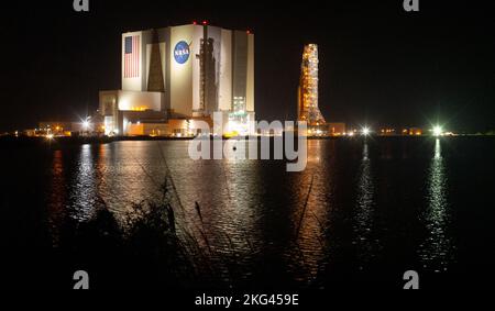 Artemis I Rollout. Die NASA-Rakete Space Launch System (SLS) mit der Orion-Sonde an Bord wird auf einem mobilen Trägerrakete gesehen, als sie aus dem Vehicle Assembly Building zum Launch Pad 39B am Freitag, den 4. November 2022, im Kennedy Space Center der NASA in Florida rollt. Die Artemis I-Mission der NASA ist der erste integrierte Test der Tiefenraumexplorationssysteme der Agentur: Die Raumsonde Orion, die SLS-Rakete und die unterstützenden Bodensysteme. Der Start des unbemundeten Flugtests ist für den 14. November um 12:07 Uhr EST geplant. Stockfoto