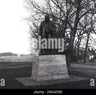 1960, historisch, eine Bronzestatue des berühmten britischen Staatsmanns, Soldaten und Schriftstellers Winston Churchill in Woodford Green, Essex, England, Großbritannien. Der britische Premierminister von 1940 -1945 und 1951 bis 1955 war Churchill Abgeordneter von Woodford Green von 1945-1964 bis heute, als die Skulptur von David McFall im Ocober 1959 enthüllt wurde. Stockfoto