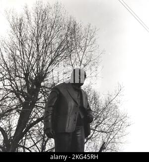 1960, historisch, eine Bronzestatue des berühmten britischen Staatsmanns, Soldaten und Schriftstellers Winston Churchill in Woodford Green, Essex, England, Großbritannien. Der britische Premierminister von 1940 -1945 und 1951 bis 1955 war Churchill Abgeordneter von Woodford Green von 1945-1964 bis heute, als die Skulptur im Ocober 1959 enthüllt wurde. Stockfoto