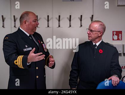 HALIFAX, Nova Scotia (Okt 28, 2022) – Cmdr, Collin Forsberg, Kommandant des Offshore-Patrouillenschiffs der Harry DeWolf-Klasse, HMCS Max Bernays (AOPV 432), informiert ADM. Daryl Caudle, Kommandant, U.S. Fleet Forces während einer Schiffsrundfahrt, Oktober 28. Die Führung beider Marines traf sich, um die maritime Strategie und Integration zu diskutieren, um die Beziehungen zwischen den beiden Ländern zu stärken. Stockfoto