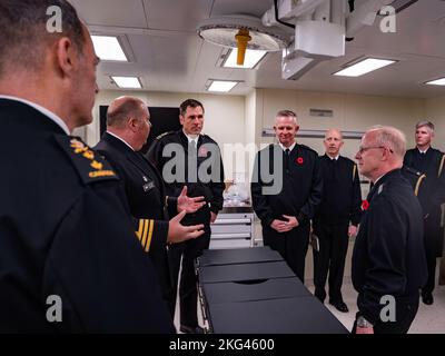 HALIFAX, Nova Scotia (Okt 28, 2022) – Cmdr, Collin Forsberg, Kommandant des Offshore-Patrouillenschiffs der Harry DeWolf-Klasse, HMCS Max Bernays (AOPV 432), informiert ADM. Daryl Caudle, Kommandant, US-Flottenstreitkräfte und Vize-ADM. Daniel Dwyer, Kommandant, US 2. Fleet während einer Tour durch das Schiff, Oktober 28. Die Führung beider Marines traf sich, um die maritime Strategie und Integration zu diskutieren, um die Beziehungen zwischen den beiden Ländern zu stärken. Stockfoto