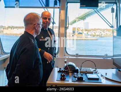 HALIFAX, Nova Scotia (Okt 28, 2022) – Cmdr, Collin Forsberg, Kommandant des Offshore-Patrouillenschiffs der Harry DeWolf-Klasse, HMCS Max Bernays (AOPV 432), informiert ADM. Daryl Caudle, Kommandant, U.S. Fleet Forces während einer Schiffsrundfahrt, Oktober 28. Die Führung beider Marines traf sich, um die maritime Strategie und Integration zu diskutieren, um die Beziehungen zwischen den beiden Ländern zu stärken. Stockfoto