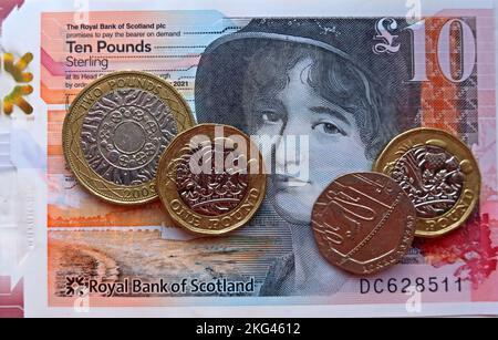 Mary Somerville wurde auf schottischen Polymernoten mit Sterling-Pfund-Münzen vorgestellt, die in Schottland, Großbritannien, verwendet werden - 10 Pfund , Royal Bank of Scotland Stockfoto