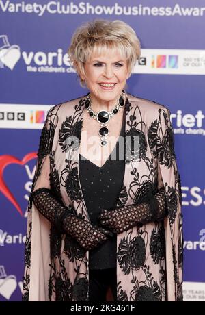 Gloria Hunniford kommt bei den Variety Club Showbusiness Awards im London Hilton in London an. Bilddatum: Montag, 21. November 2022. Stockfoto