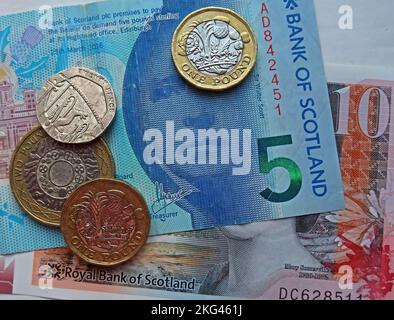 Schottische Polymernoten mit Sterling-Pfund-Münzen, die in Schottland, Großbritannien, verwendet werden - fünf Pfund, zehn Pfund BOS Bank of Scotland Stockfoto