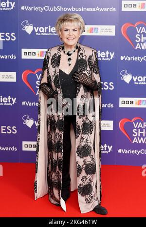 Gloria Hunniford kommt bei den Variety Club Showbusiness Awards im London Hilton in London an. Bilddatum: Montag, 21. November 2022. Stockfoto