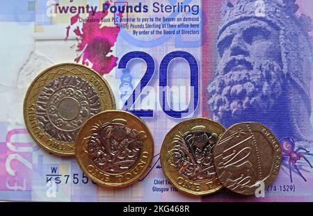 Schottische Polymernoten mit Sterling-Pfund-Münzen, in Schottland, Großbritannien - 20 Pfund Clydesdale Stockfoto