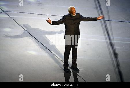 Al Chaur, Katar. 20.. November 2022. Hollywood-Star Morgan Freeman trat gestern beim Eröffnungsspiel der Weltmeisterschaft im Al-Bait-Stadion auf. Die Fans waren nicht sehr begeistert davon. Kredit: Robert Michael/dpa/Alamy Live Nachrichten Stockfoto