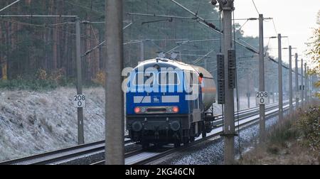 Leiferde, Deutschland. 21.. November 2022. Eine Lokomotive fährt mit einem Tankwagen zur Unfallstelle. Am 16. November 2022 kollidierten im Bezirk Gifhorn zwei Güterzüge. Mehrere Waggons wurden beschädigt und explosives Propangas entkam. Quelle: Philipp Schulze/dpa/Alamy Live News Stockfoto