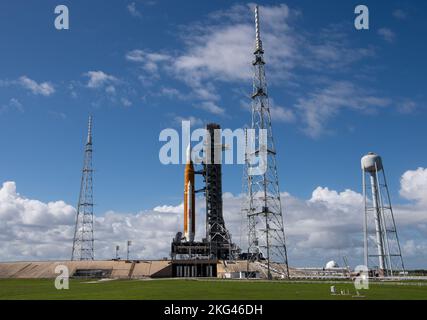 Artemis I Preflight. Die NASA-Rakete Space Launch System (SLS) mit der Orion-Sonde an Bord wird auf einem mobilen Trägerrakete am Launch Complex 39B, Freitag, den 4. November 2022, gesehen, nachdem sie auf die Startrampe im Kennedy Space Center der NASA in Florida ausgerollt wurde. Die Artemis I-Mission der NASA ist der erste integrierte Test der Tiefenraumexplorationssysteme der Agentur: Die Raumsonde Orion, die SLS-Rakete und die unterstützenden Bodensysteme. Der Start des unbemundeten Flugtests ist für den 14. November um 12:07 Uhr EST geplant. Stockfoto