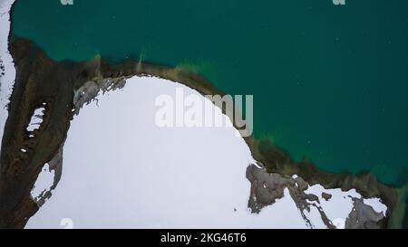 Eine Luftaufnahme des mit Schnee bedeckten Ranwu-Sees in Tibet Stockfoto